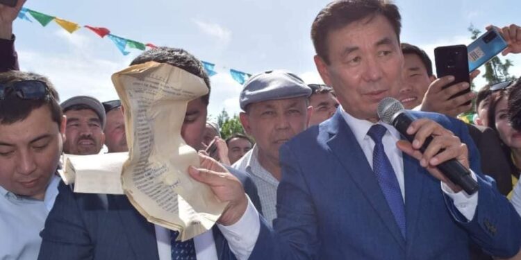 САУРАН АУДАНЫНДА 50 ЖЫЛ БҰРЫН АМАНАТТАЛҒАН ХАТ САЛТАНАТТЫ ТҮРДЕ АШЫЛДЫ