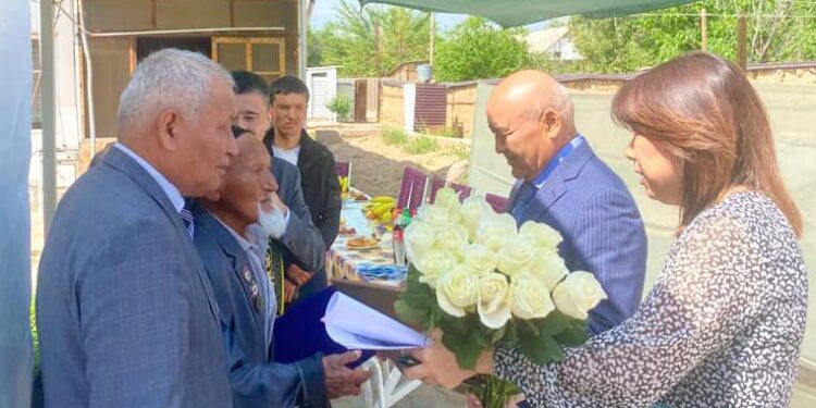 ӨМІРЗАҚ ШӨКЕЕВ САРЫАҒАШТЫҚ АРДАГЕРДІ МЕРЕКЕМЕН ҚҰТТЫҚТАДЫ