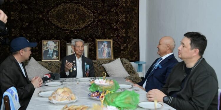 ӨМІРЗАҚ ШӨКЕЕВ СОҒЫС АРДАГЕРЛЕРІНЕ ҚҰРМЕТ КӨРСЕТТІ