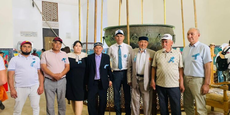 ЖЕҢІС КҮНІНЕ ОРАЙ АРДАГЕРЛЕР ЕРЛІКТІ ҰЛЫҚТАП, ЖАҢАРҒАН ТҮРКІСТАНДЫ ТАМАШАЛАДЫ