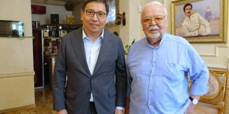 Аким Алматы поздравил с юбилеем Асанали Ашимова