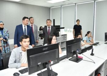 МИНИСТР ВСТРЕТИЛСЯ С ЖУРНАЛИСТАМИ ТУРКЕСТАНА