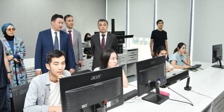 МИНИСТР ВСТРЕТИЛСЯ С ЖУРНАЛИСТАМИ ТУРКЕСТАНА