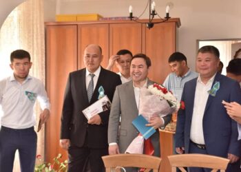 ШЫМКЕНТ ҚАЛАСЫНЫҢ ӘКІМІ СОҒЫС АРДАГЕРІН ҚҰТТЫҚТАДЫ