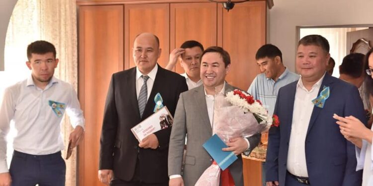 ШЫМКЕНТ ҚАЛАСЫНЫҢ ӘКІМІ СОҒЫС АРДАГЕРІН ҚҰТТЫҚТАДЫ