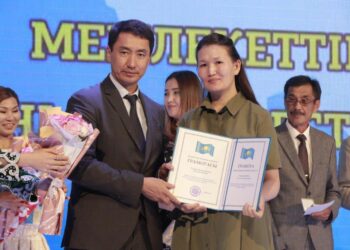 ТҮРКІСТАН ӨҢІРІНІҢ МЕМЛЕКЕТТІК ҚЫЗМЕТШІЛЕРІ ӨЗ ӘРІПТЕСТЕРІНЕ РУХАНИ МЕРЕКЕЛІК КЕШ СЫЙЛАДЫ