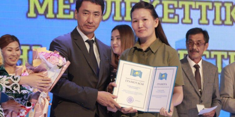 ТҮРКІСТАН ӨҢІРІНІҢ МЕМЛЕКЕТТІК ҚЫЗМЕТШІЛЕРІ ӨЗ ӘРІПТЕСТЕРІНЕ РУХАНИ МЕРЕКЕЛІК КЕШ СЫЙЛАДЫ