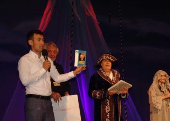 ТҮРКІСТАН:  РАЙЫМБЕК СЕЙТМЕТОВ АТЫНДАҒЫ ТЕАТР РУМЫНИЯДАҒЫ ФЕСТИВАЛЬДЕН ОРАЛДЫ