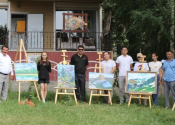 ДӘУРЕН АБАЕВ ТӨЛЕБИДЕГІ «СУРЕТШІЛЕР ҮЙІНДЕ» ҚЫЛҚАЛАМ ШЕБЕРЛЕРІМЕН КЕЗДЕСТІ