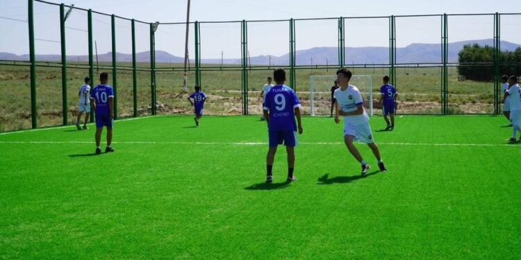 ТҮРКІСТАН: БӘЙДІБЕКТЕ ДЕМЕУШІЛЕР ЕСЕБІНЕН КІШІ ФУТБОЛ АЛАҢШАСЫ АШЫЛДЫ