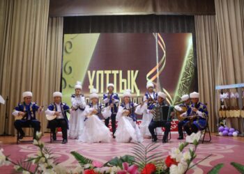 ТҮРКІСТАН: ТҮЛКІБАСТЫҚТАР «МЕКТЕБІҢЕ ДОМБЫРА СЫЙЛА» АКЦИЯСЫН САУРАНДЫҚТАРҒА ЖОЛДАДЫ