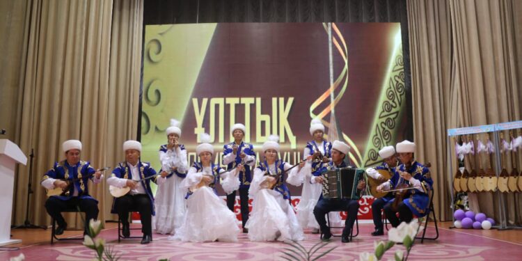 ТҮРКІСТАН: ТҮЛКІБАСТЫҚТАР «МЕКТЕБІҢЕ ДОМБЫРА СЫЙЛА» АКЦИЯСЫН САУРАНДЫҚТАРҒА ЖОЛДАДЫ