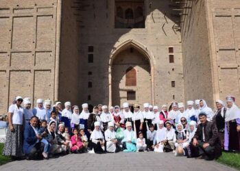 ТҮРКІСТАН: ҚХА ЖАНЫНДАҒЫ АНАЛАР КЕҢЕСІ АҚ ОРАМАЛДЫ ДӘРІПТЕП ЖҮР