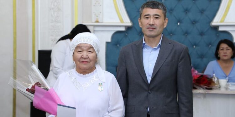 ТҮРКІСТАН: САРЫАҒАШТА ҚАЗЫНАЛЫ ҚАРТТАРҒА ҚҰРМЕТ КӨРСЕТІЛДІ