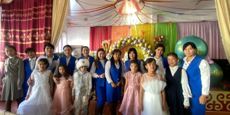 ТҮРКІСТАН: ЕРЕКШЕ БІЛІМДІ ҚАЖЕТ ЕТЕТІН ОҚУШЫЛАР ҰСТАЗДАРҒА АРНАП ӨНЕР КӨРСЕТТІ