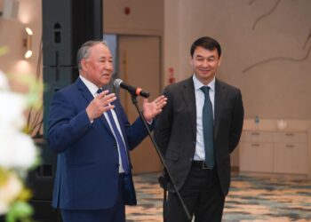 ТҮРКІСТАН: ДАРХАН САТЫБАЛДЫ АРДАГЕРЛЕР МЕН ҚАРТТАРҒА ҚҰРМЕТ КӨРСЕТТІ