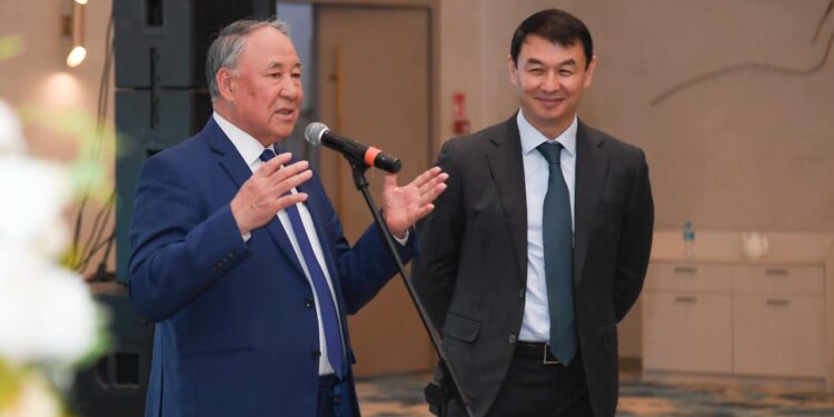 ТҮРКІСТАН: ДАРХАН САТЫБАЛДЫ АРДАГЕРЛЕР МЕН ҚАРТТАРҒА ҚҰРМЕТ КӨРСЕТТІ