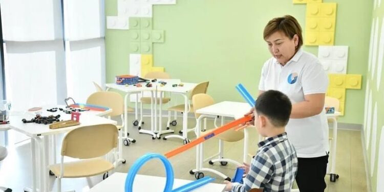 ШАҺАР БАСШЫСЫ “ҚАМҚОРЛЫҚ” БАЛАЛАРҒА ӘЛЕУМЕТТІК ҚЫЗМЕТ КӨРСЕТУ ОРТАЛЫҒЫНЫҢ ЖҰМЫСЫМЕН ТАНЫСТЫ