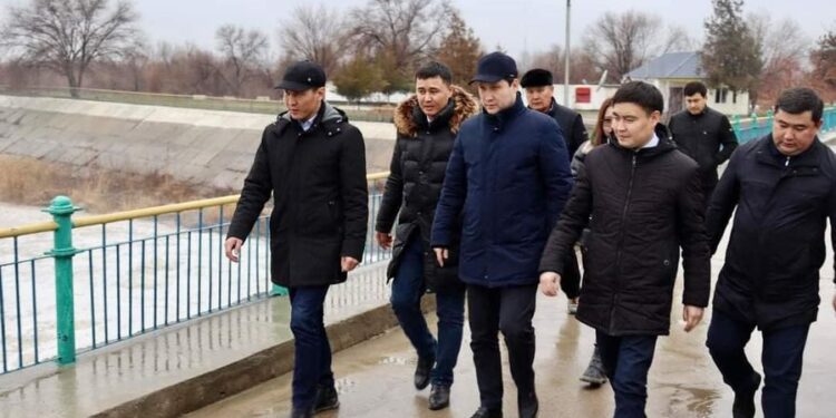 ТҮРКІСТАН: ШАРУАЛАРДЫ АҒЫН СУМЕН ҚАМТУ ІСІ ТҰРАҚТЫ БАҚЫЛАУДА