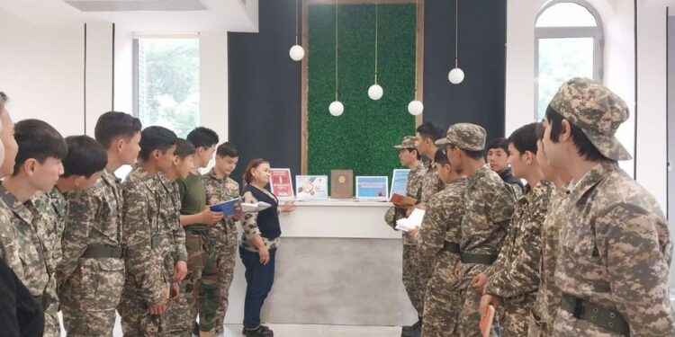 БІР ЖАРЫМ ҒАСЫРЛЫҚ КІТАПХАНА ТАРИХЫМЕН ТАНЫСТЫ