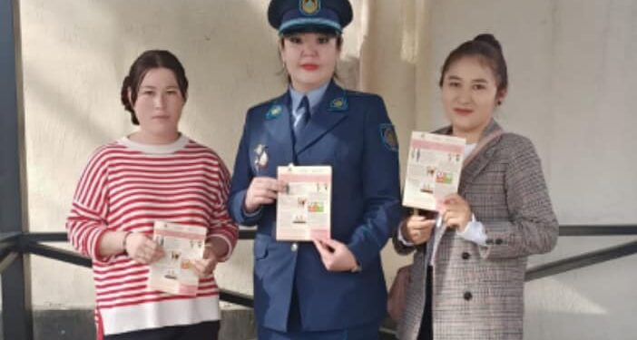 Полицейлер тұрғындарға жадынама таратты