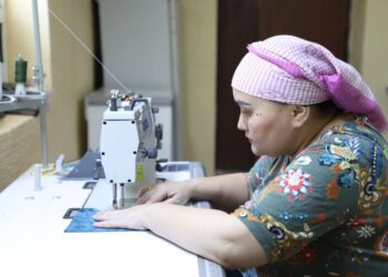 ТҮРКІСТАН: САРЫАҒАШ ТҰРҒЫНЫ ГРАНТ АЛЫП, ТІГІН ЦЕХЫН АШТЫ