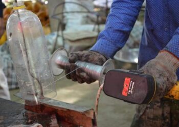 ТҮРКІСТАН: ЖЕТІСАЙЛЫҚ ТҰРҒЫН ПЛАСТИКАЛЫҚ ҚАЛДЫҚТАН КОМБАЙНҒА АСА ҚАЖЕТТІ БӨЛШЕКТЕР ШЫҒАРАДЫ