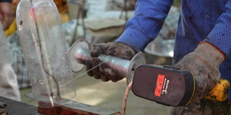 ТҮРКІСТАН: ЖЕТІСАЙЛЫҚ ТҰРҒЫН ПЛАСТИКАЛЫҚ ҚАЛДЫҚТАН КОМБАЙНҒА АСА ҚАЖЕТТІ БӨЛШЕКТЕР ШЫҒАРАДЫ