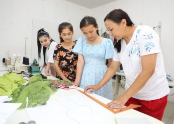 ТҮРКІСТАН: САРЫАҒАШТЫҚ ШЕБЕР ЖАСТАРҒА ТІГІН ӨНЕРІНІҢ ҚЫР-СЫРЫН ҮЙРЕТІП ЖҮР