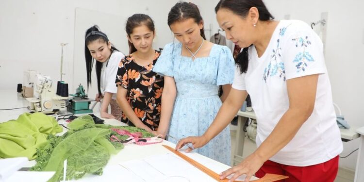 ТҮРКІСТАН: САРЫАҒАШТЫҚ ШЕБЕР ЖАСТАРҒА ТІГІН ӨНЕРІНІҢ ҚЫР-СЫРЫН ҮЙРЕТІП ЖҮР