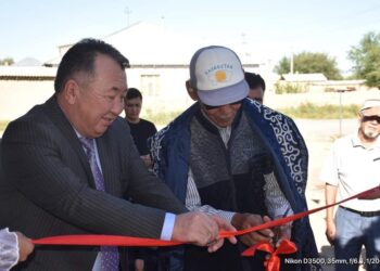 ТҮРКІСТАН: СОЗАҚТА ҚОС БІРДЕЙ ОТБАСЫНА ЖАҢА БАСПАНАНЫҢ КІЛТІ ТАБЫСТАЛДЫ