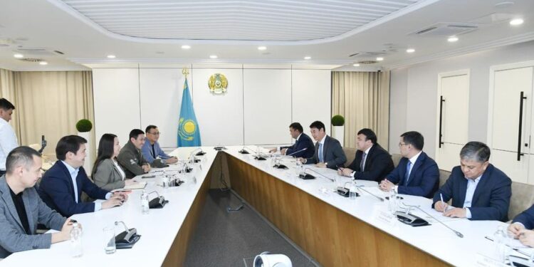 ДАРХАН САТЫБАЛДЫ «САМҰРЫҚ-ҚАЗЫНА» ҚОРЫНЫҢ БАСШЫСЫМЕН КЕЗДЕСТІ