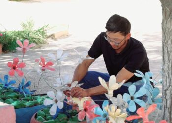 ТҮРКІСТАН: КЕЛЕСТЕ ҚОЛӨНЕРДІ ЖАНЫНА СЕРІК ЕТКЕН ЕРЕКШЕ АЗАМАТ ТҰРАДЫ