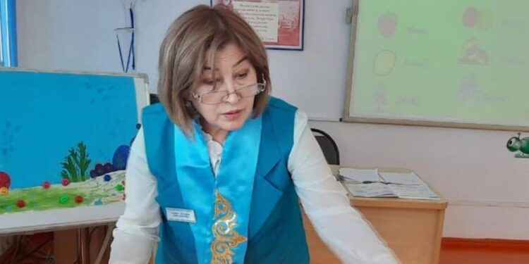 КӘРІС ҰЛТЫНЫҢ АЗАМАТЫ ҚАЗАҚ ТІЛІНЕН САБАҚ БЕРЕДІ