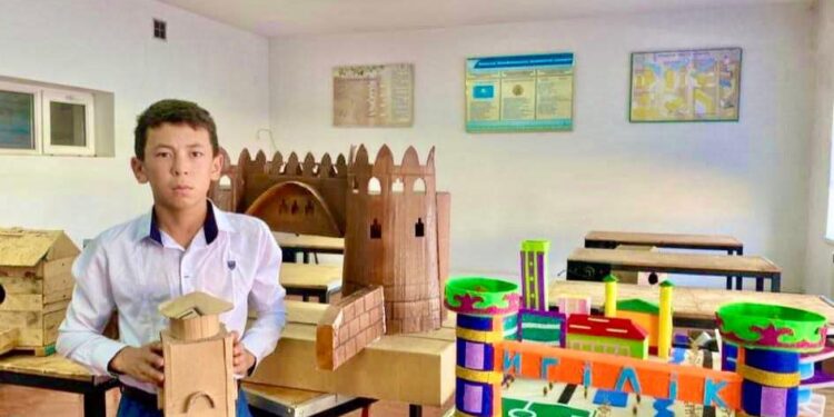 ТҮРКІСТАН: КЕЛЕСТЕ 8 СЫНЫП ОҚУШЫСЫ ТҰРМЫСТЫҚ ҚАЛДЫҚТАРДАН АРХИТЕКТУРАЛЫҚ НЫСАНДАР ЖАСАЙДЫ