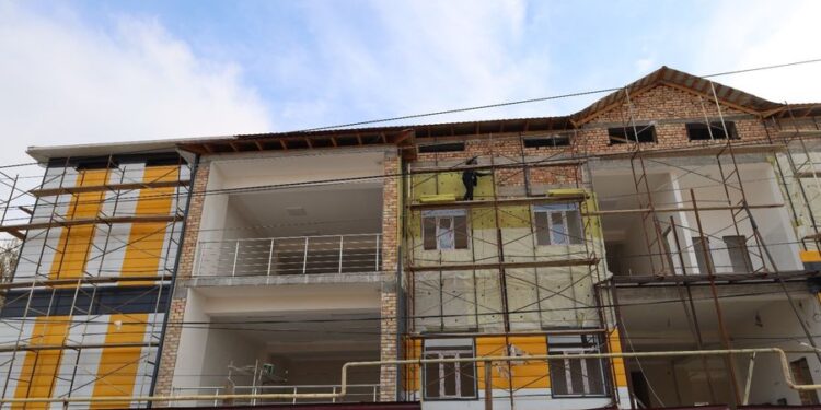 ТҮРКІСТАН: ТӨЛЕБИДЕ 80 ОРЫНҒА АРНАЛҒАН ОҚУШЫЛАР ҮЙІ САЛЫНУДА