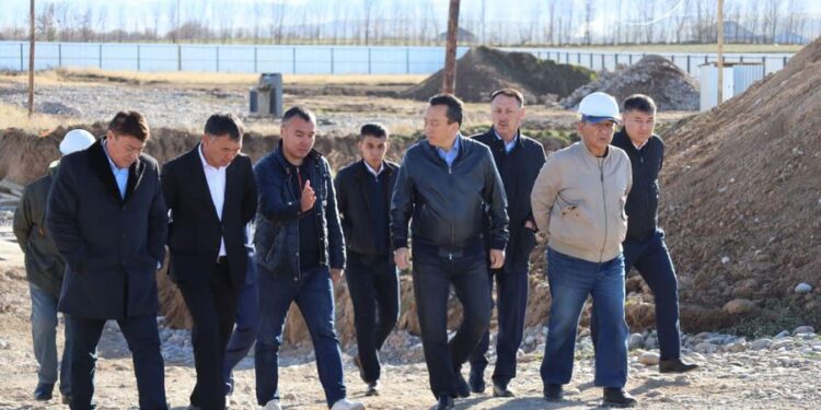 ТҮРКІСТАН: ТӨЛЕБИДЕ СПОРТ КЕШЕНІ МЕН МЕКТЕП БОЙ КӨТЕРУДЕ