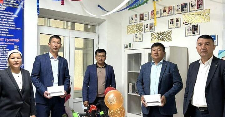 ТҮРКІСТАН: АУЫЛ МЕКТЕБІНДЕ КІТАПХАНАДА ҮЗДІК ОҚЫРМАН АТАНҒАН ОҚУШЫҒА ВЕЛОСИПЕД БЕРІЛЕДІ