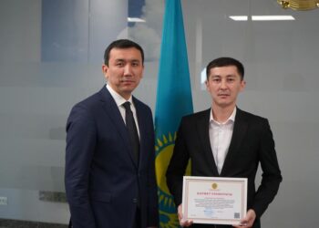 БАСҚАРМА БАСШЫСЫ БІЛІМ САЛАСЫНДАҒЫ ҚАРЖЫГЕРЛЕРДІ КӘСІБИ МЕРЕКЕЛЕРІМЕН ҚҰТТЫҚТАДЫ