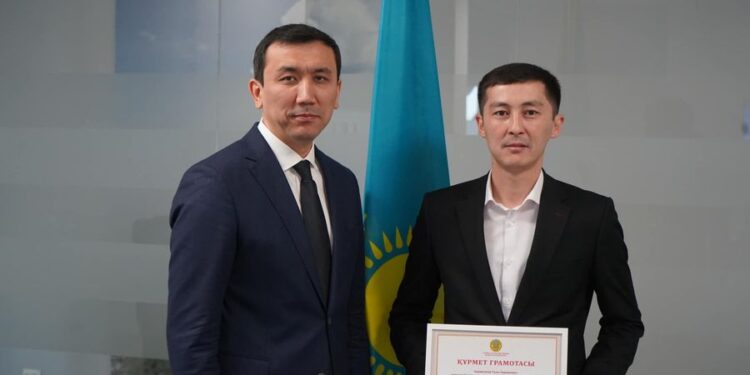 БАСҚАРМА БАСШЫСЫ БІЛІМ САЛАСЫНДАҒЫ ҚАРЖЫГЕРЛЕРДІ КӘСІБИ МЕРЕКЕЛЕРІМЕН ҚҰТТЫҚТАДЫ