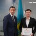 БАСҚАРМА БАСШЫСЫ БІЛІМ САЛАСЫНДАҒЫ ҚАРЖЫГЕРЛЕРДІ КӘСІБИ МЕРЕКЕЛЕРІМЕН ҚҰТТЫҚТАДЫ