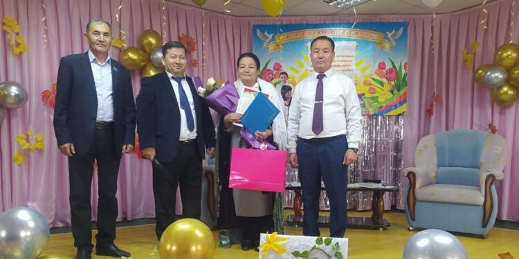 ҰЛАҒАТТЫ ҰСТАЗҒА ҚҰРМЕТ!