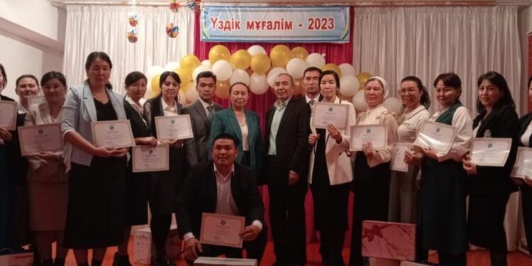 ОТЫРАРДА «ҮЗДІК МҰҒАЛІМ-2023» БАЙҚАУЫНЫҢ БАС ЖҮЛДЕСІН ЖЕҢІП АЛДЫ