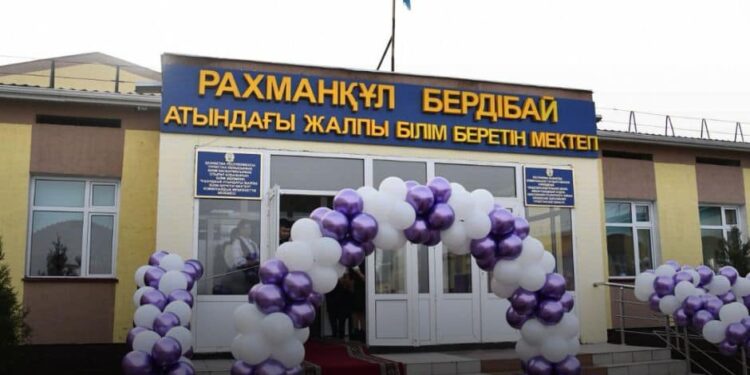 ОТЫРАР: МЕКТЕПКЕ АКАДЕМИК РАХМАНҚҰЛ БЕРДІБАЙДЫҢ ЕСІМІ БЕРІЛДІ