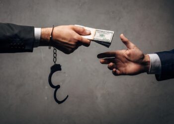 Пара бермеңіз! Сотталасыз!