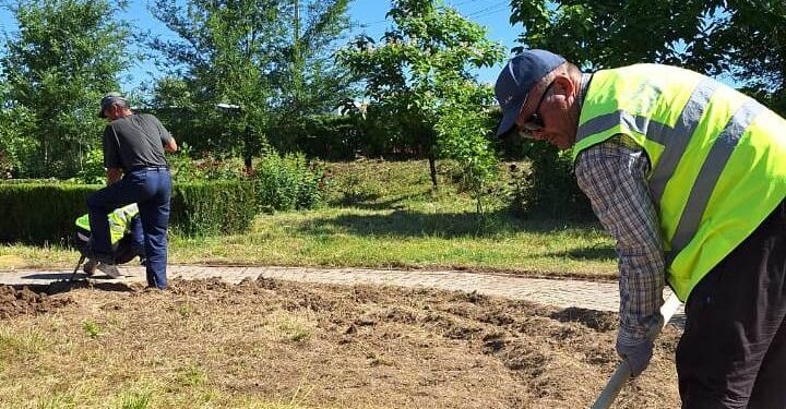 «ТАЗА ҚАЗАҚСТАН»: В АБАЙСКОМ РАЙОНЕ ПРОВЕЛИ РАБОТУ ПО УБОРКЕ СКВЕРА