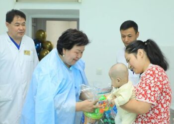 АРЫСТА АУРУХАНАДАҒЫ БАЛАЛАРДЫ МЕРЕКЕМЕН ҚҰТТЫҚТАДЫ