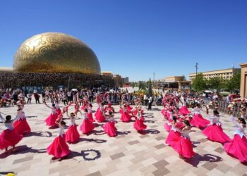 ТҮРКІСТАНДА ХАЛЫҚАРАЛЫҚ БАЛАЛАРДЫ ҚОРҒАУ КҮНІНДЕ 500 ОҚУШЫ БІР МЕЗЕТТЕ КҮЙ ТАРТТЫ