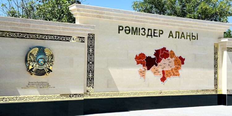 ТҮРКІСТАН: САЙРАМДА МЕМЛЕКЕТТІК РӘМІЗДЕРІМІЗДІҢ МӘРТЕБЕСІН КӨТЕРУГЕ АРНАЛҒАН САЛТАНАТТЫ ЖИЫН ӨТТІ