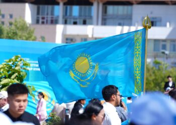 ТҮРКІСТАНДА МЕМЛЕКЕТТІК РӘМІЗДЕР КҮНІ ӘНҰРАН ШЫРҚАЛЫП, ТУ КӨТЕРІЛДІ